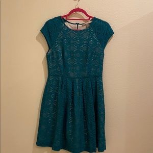 Beautiful emerald green lace holiday dress!